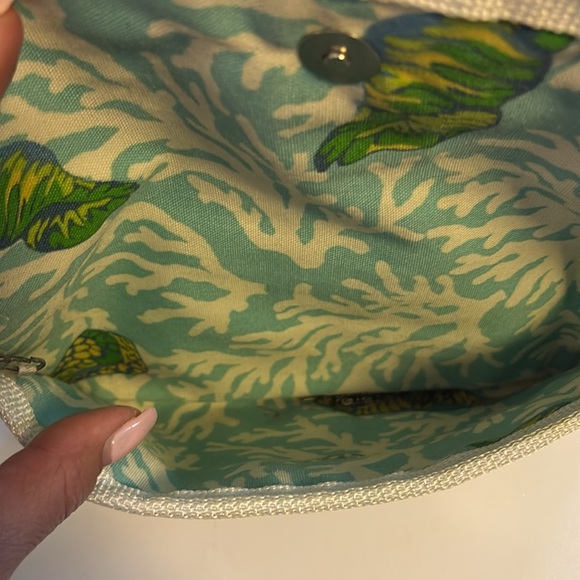 ELSIE…MADE IN THE BAHAMAS WHITE FAUX SKIN CLUTCH WITH STRAW DESIGN SNAP CLOSURE - Picture 4 of 8